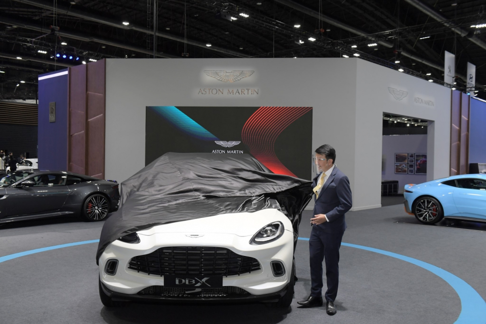 C&ograve;n vị tr&iacute; trung t&acirc;m d&agrave;nh cho chiếc SUV hạng sang cỡ lớn đầu ti&ecirc;n của h&atilde;ng Aston Martin đ&oacute; ch&iacute;nh l&agrave; DBX. Gi&aacute; xe Aston Martin DBX ở Th&aacute;i Lan sẽ bắt đầu từ con số 19,9 triệu Baht, tương đương gần 15 tỷ đồng. Mức gi&aacute; n&agrave;y chưa bao gồm c&aacute;c tuỳ chọn của kh&aacute;ch h&agrave;ng. 