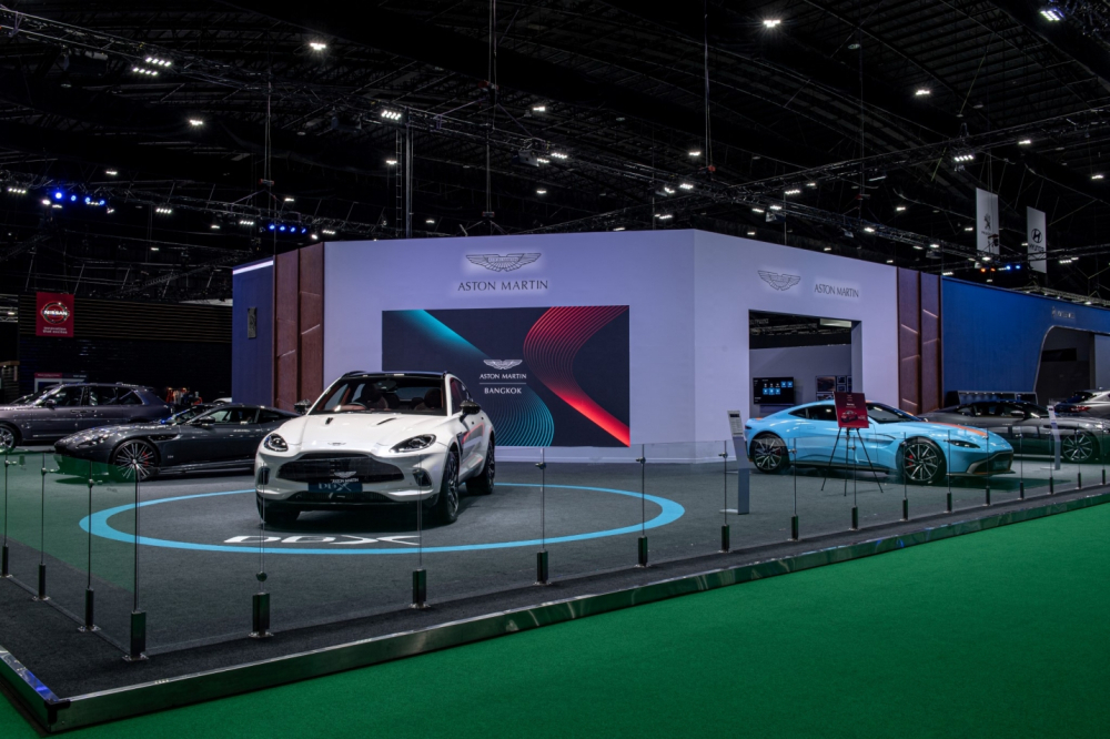 Khu vực trưng b&agrave;y của gian h&agrave;ng Aston Martin tại kỳ triển l&atilde;m Bangkok Motor Show lần thứ 41 n&agrave;y kh&aacute; sang trọng đ&uacute;ng với thương hiệu của h&atilde;ng xe Anh quốc. Ở 2 b&ecirc;n c&aacute;nh g&agrave; l&agrave; Aston Martin DBS Superleggera v&agrave; Aston Martin DB11. Kế đến l&agrave; Aston Martin Vantage với m&agrave;u xanh tuyệt đẹp c&ugrave;ng sọc cam.