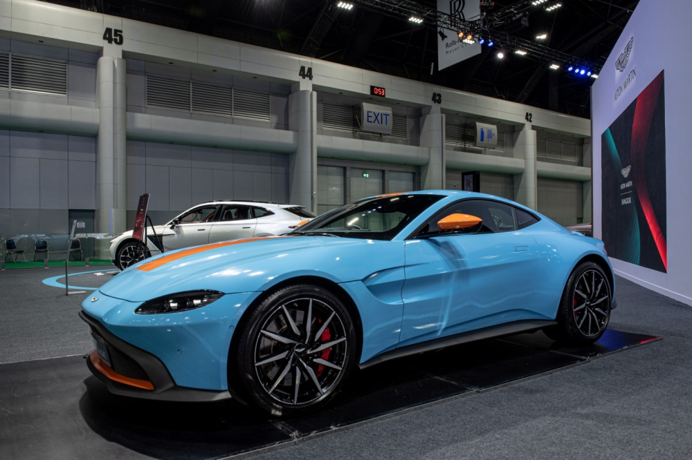 Chiếc xe thể thao Aston Martin Vantage c&oacute; gi&aacute; b&aacute;n tại Th&aacute;i Lan từ 13 tỷ đồng. Mẫu xe c&oacute; mặt tại triển l&atilde;m BIMS lần thứ 41 n&agrave;y c&oacute; ngoại thất sơn m&agrave;u xanh c&ugrave;ng c&aacute;c sọc m&agrave;u cam tạo điểm nhấn. Số lượng xe Aston Martin Vantage tại Việt Nam 2 chiếc.