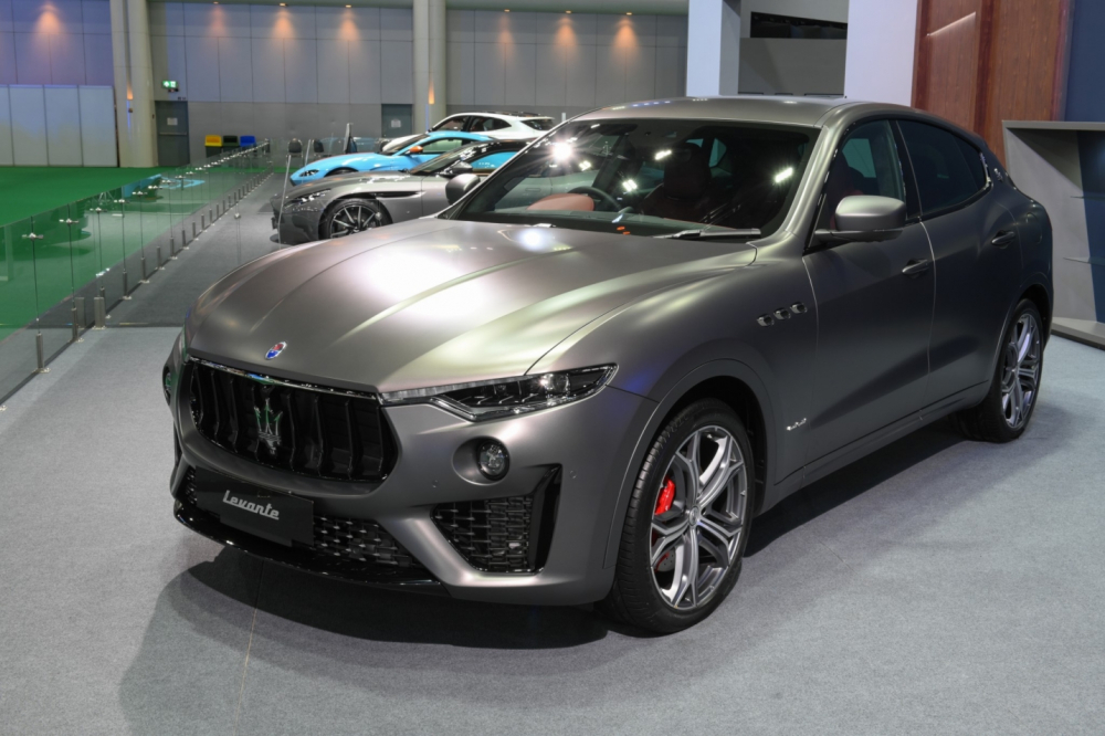 Hai chiếc xe c&ograve;n lại đều l&agrave; những cực phẩm trong d&ograve;ng SUV hạng sang với số lượng sản xuất giới hạn. Chiếc trong ảnh n&agrave;y l&agrave; Maserati Levante Vulcano Limited Edition được sản xuất giới hạn 150 chiếc, d&agrave;nh ri&ecirc;ng cho kh&aacute;ch h&agrave;ng ch&acirc;u &Acirc;u v&agrave; ch&acirc;u &Aacute;. C&aacute;c đại gia ở Th&aacute;i Lan c&oacute; 4 suất mua xe Maserati Levante Vulcano Limited Edition
