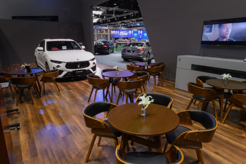 Gian h&agrave;ng của h&atilde;ng xe hạng sang Maserati tại triển l&atilde;m Bangkok Motor Show 2020 c&ograve;n c&oacute; 3 chiếc Levante. Một chiếc mang m&agrave;u trắng được đem trưng b&agrave;y trong khu ph&ograve;ng chờ