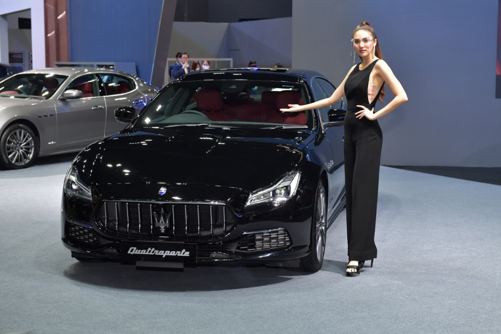 Ngo&agrave;i Maserati Quattroporte...