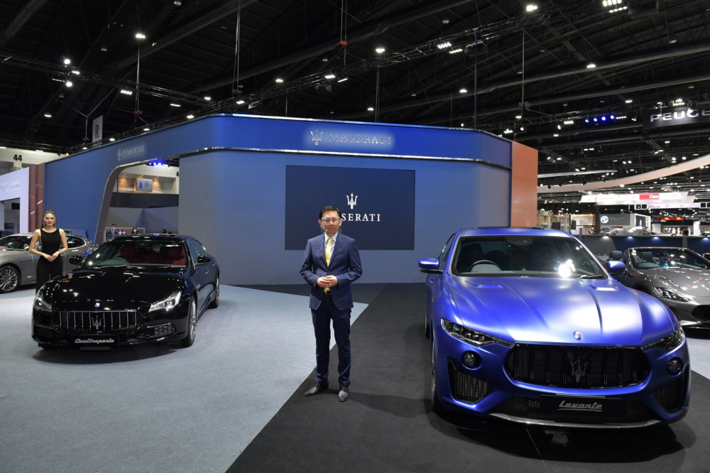 Chiếc SUV hạng sang Maserati Levante Trofeo Launch Edition được đặt l&agrave;m trung t&acirc;m trong gian h&agrave;ng của h&atilde;ng xe Maserati tại triển l&atilde;m Bangkok Motor Show 2020. B&ecirc;n cạnh l&agrave; Maserati Quattroporte m&agrave;u đen v&agrave; một chiếc xe thể thao mui trần điệu đ&agrave; Maserati GranCabiro m&agrave;u x&aacute;m đi k&egrave;m mui vải m&agrave;u đen.