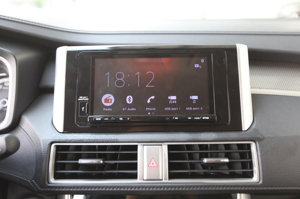 Màn hình giải trí dạng cảm ứng kích cỡ 7 inch có hỗ trợ kết nối Apple CarPlay và Android Auto
