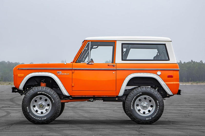 B&ecirc;n sườn&nbsp;của chiếc Ford Bronco 1974 phục chế