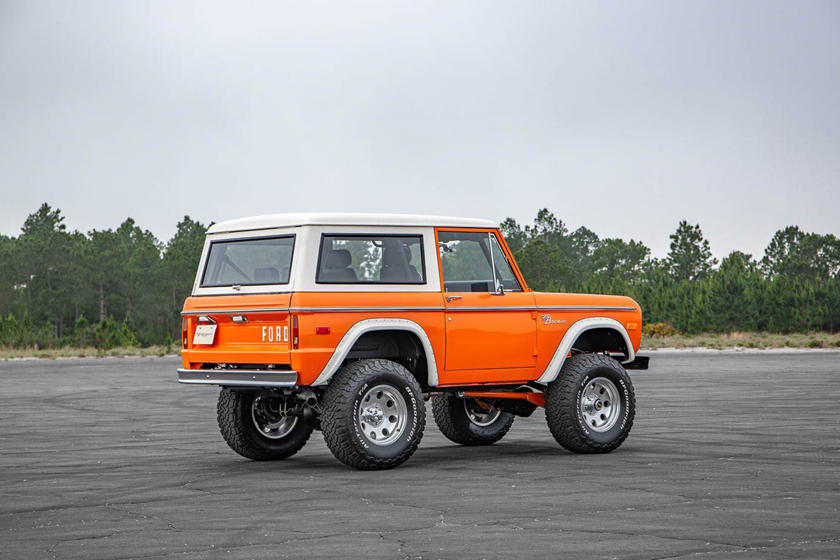 Ph&iacute;a sau của chiếc Ford Bronco 1974 phục chế