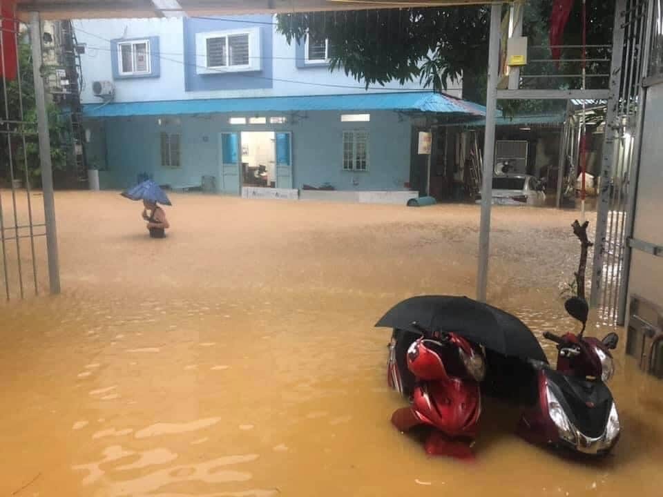 Những chiếc xe máy cũng bị ngập đến tận yên xe