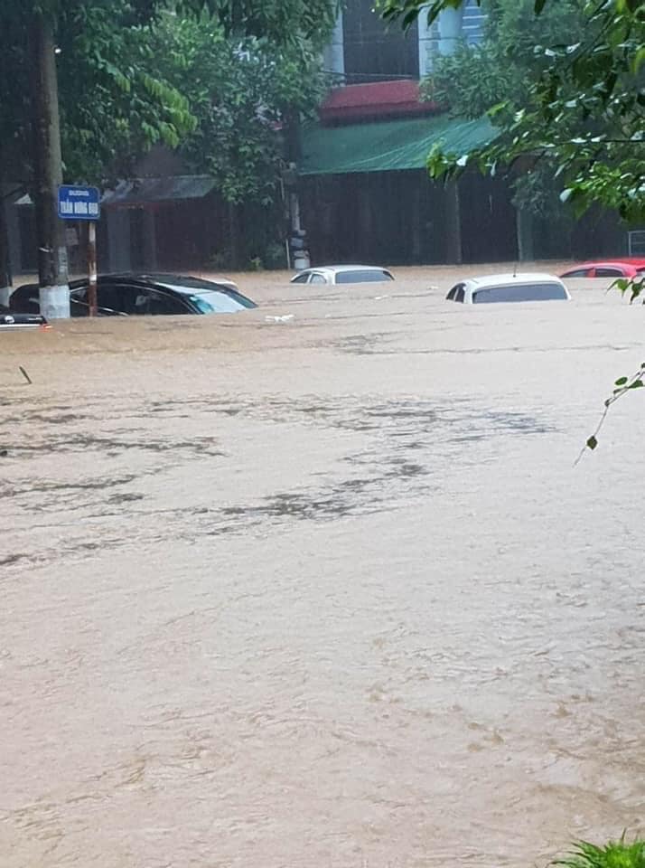 Những chiếc ô tô này được dự đoán sẽ bị hỏng nặng sau khi ngâm trong nước như thế này