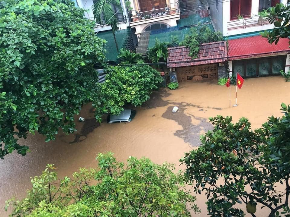 Nước ngập đến nửa cổng của một ngôi nhà tại thành phố Hà Giang