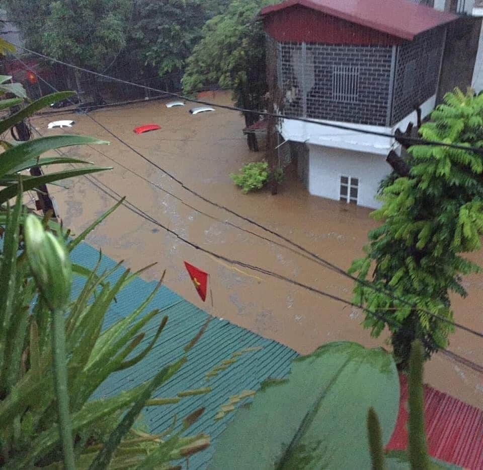 Những chiếc ô tô bị ngập tới tận nóc