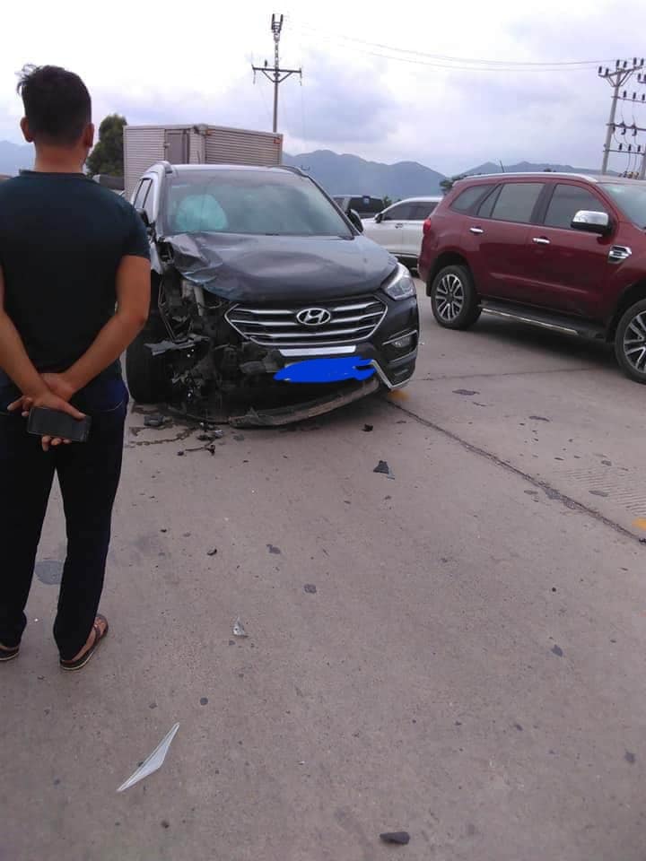 Chiếc Hyundai Santa Fe bị biến dạng đầu xe