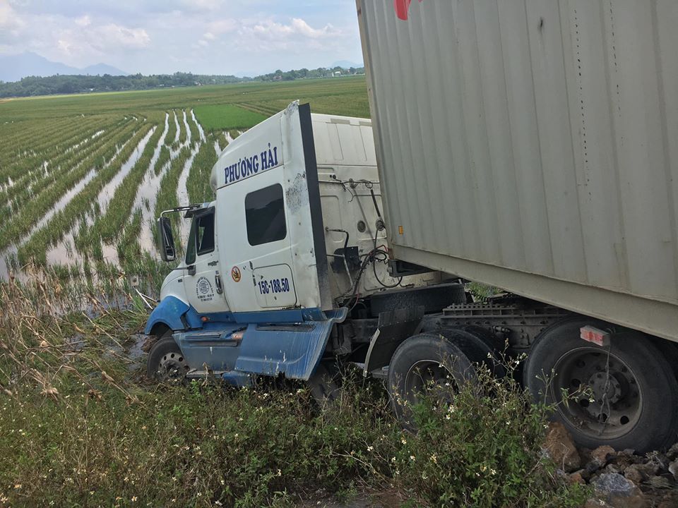 Chiếc xe container đ&atilde; bị hư hỏng sau vụ tai nạn