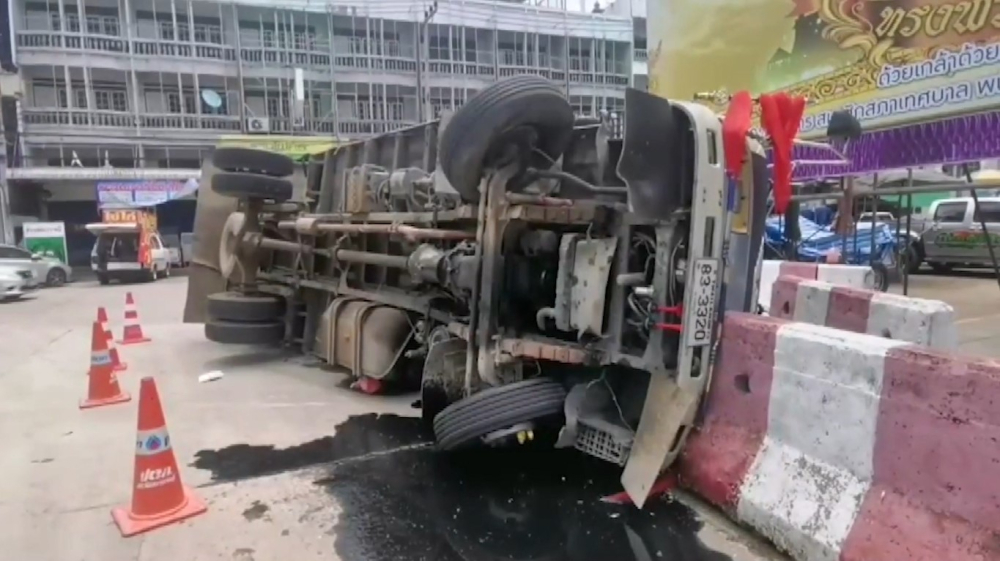 Hiện trường vụ &ocirc; t&ocirc; tải lật tại Th&aacute;i Lan