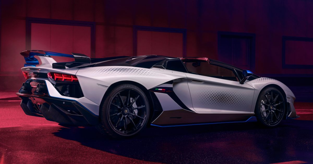 Bên cạnh đó, ngoại thất của chiếc siêu xe Lamborghini Aventador SVJ Roadster Xago Edition đầu tiên lộ diện còn có các điểm nhấn hoàn thành trong màu xanh dương và cả sợi carbon. Xe sở hữu bộ la-zăng 5 chấu kép tối màu.