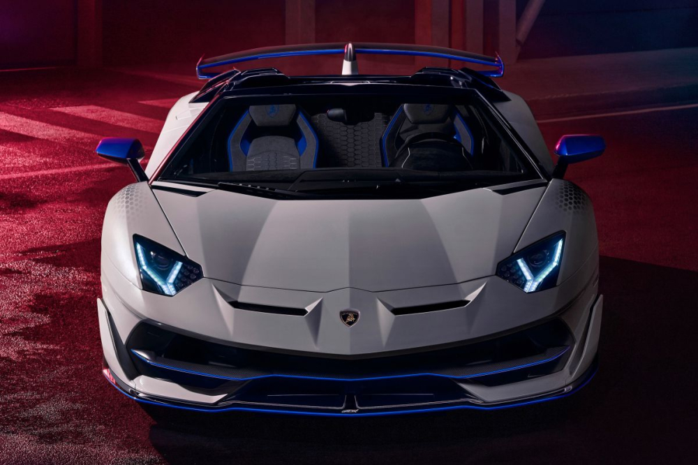 Mới đây, hãng siêu xe Lamborghini đã bất ngờ công bố về việc sẽ tạo ra 10 chiếc siêu xe mui trần Aventador SVJ Roadster Xago Edition trên toàn thế giới dành cho các khách hàng thân thiết của mình. Chiếc xe này dựa trên dòng siêu xe Lamborghini Aventador SVJ Roadster vốn được giới hạn số lượng khoảng 800 chiếc trên toàn thế giới.