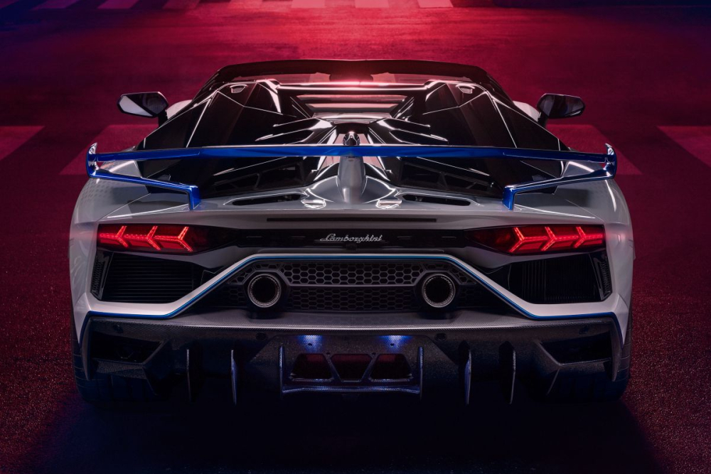 Khá đáng tiếc là hệ truyền động của Lamborghini Aventador SVJ Roadster Xago Edition không có gì nâng cấp so với bản tiêu chuẩn. Lamborghini Aventador SVJ Roadster Xago vẫn được trang bị khối động cơ V12, dung tích 6,5 lít, sản sinh ra công suất tối đa 759 mã lực và mô-men xoắn cực đại 720 Nm. Động cơ kết hợp cùng hộp số ISR bảy tốc độ và hệ thống dẫn động bốn bánh. Những trang bị ấn tượng này cho phép Lamborghini Aventador SVJ Roadster tăng tốc từ vị trí đứng yên lên 100 km/h chỉ trong thời gian 2,9 giây. Vận tốc tối đa của siêu xe Lamborghini Aventador SVJ mui trần sẽ là 350 km/h.