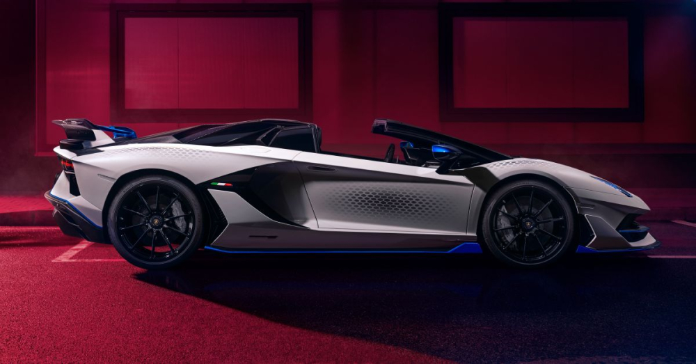 Aventador SVJ Roadster Xago Edition được tạo ra theo chương trình cá nhân hoá Ad Personam mang tên gọi “Virtual Studio”, hướng đến việc các khách hàng làm việc với bộ phận cá nhân hoá của hãng Lamborghini thông qua trực tuyến thay vì đến tận đại lý. Chúng tôi vẫn mong được chào đón khách hàng đến với Sant 'Agata Bolognese trong tương lai nhưng hiện tại, Lamborghini hy vọng sẽ có hơn 150 cuộc tư vấn Ad Personam sẽ diễn ra trong năm nay và tiếp tục là một lựa chọn cho tương lai. 