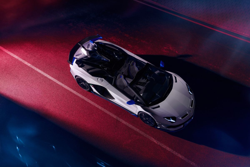 Chiếc Lamborghini Aventador SVJ Roadster Xago Edition được lấy cảm hứng từ các đám mây hình lục giác xung quanh cực bắc của hành tinh Sao Thổ, kết hợp với đó chính là họa tiết lục giác Hexagon quen thuộc thường được sử dụng làm nguồn cảm hứng thiết kế trên những mẫu siêu xe Ý hiện đại.
