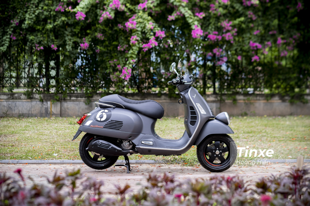 Về mặt kích thước, Vespa Sei Giorni II HPE vẫn giữ nguyên chiều dài 1.950mm cùng chiều rộng 770mm tương tự như người anh em Vespa GTS 300 HPE.