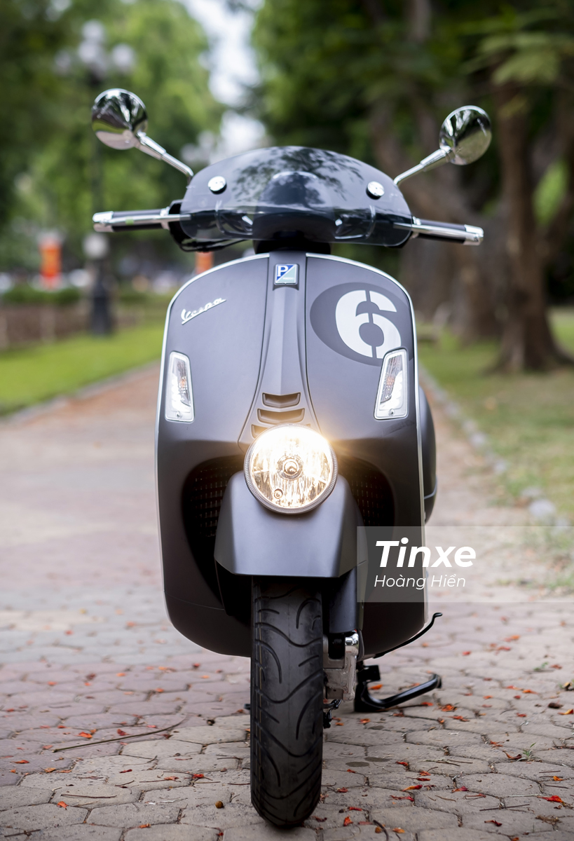 Tuy nhiên, không giống như những chiếc Vespa gần đây được trang bị đèn LED hai tầng thì Vespa Sei Giorni II HPE chỉ được trang bị đèn chiếu sáng Halogen.