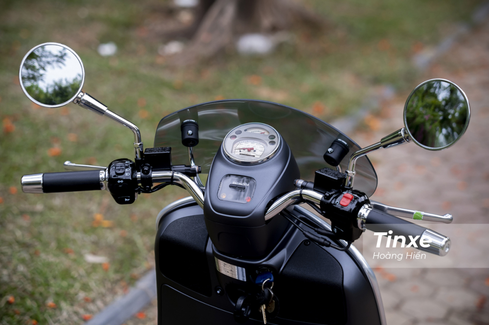 Không giống các mẫu xe Vespa hiện đại gần đây, Vespa Sei Giorni II HPE sở hữu tay lái mạ crome trần phô diễn toàn bộ hệ thống dây điều khiển khiến cho mẫu xe này có một nét gì đó rất thực dụng.