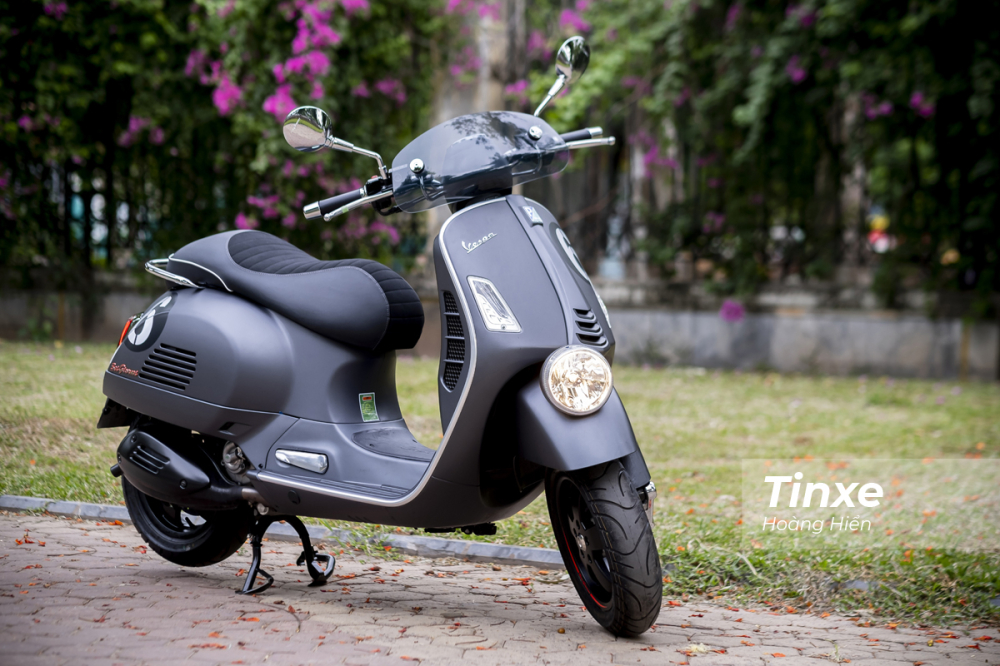 Vespa Sei Giorni II HPE vẫn giữ nguyên kiểu dáng truyền thống của Vespa với kiểu dáng ong bắp cày nhưng lại mang những đường nét cổ điển như đèn chiếu sáng tròn đặt thấp trên chắn bùn, bảng đồng hồ cơ, tay lái mạ crome lộ thiên,...