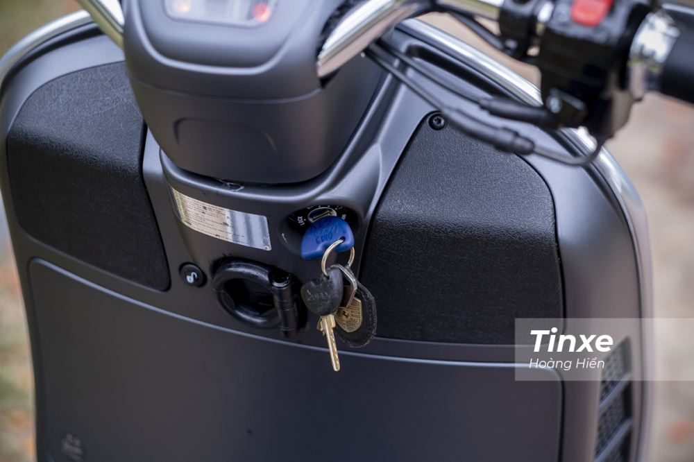 Vespa Sei Giorni II HPE vẫn sở hữu chìa khoá cơ tích hợp chip từ chống trộm cùng nút bấm mở cốp tiện lợi.