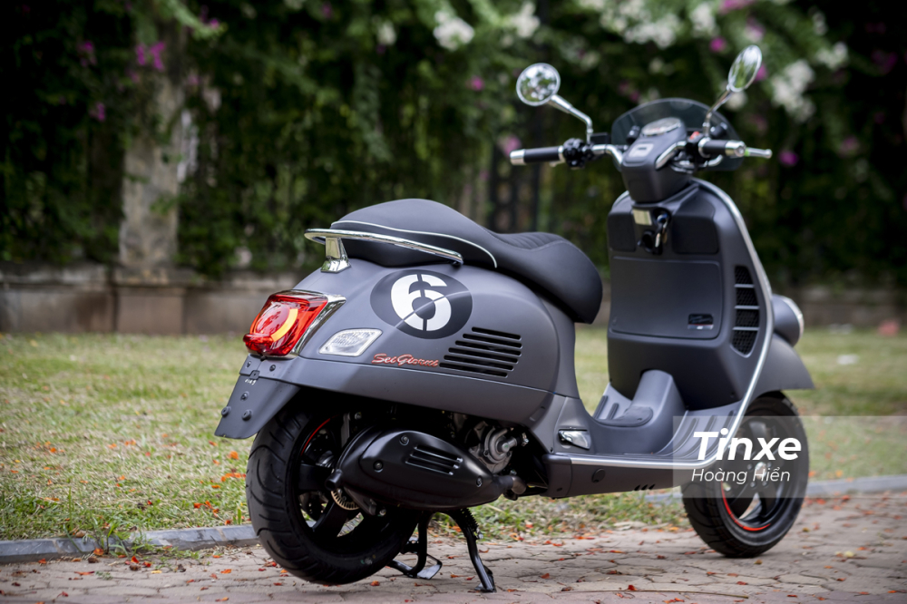 Dù không sở hữu đèn chiếu sáng LED nhưng đèn hậu của Vespa Sei Giorni II HPE lại tích hợp LED dạng tròn tương tự người anh em Vespa GTS.