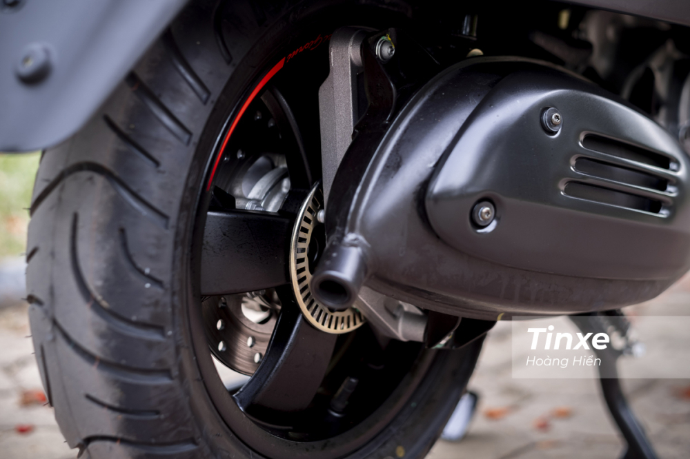 Trang bị an toàn trên Vespa Sei Giorni II HPE là hệ thống chống bó cứng phanh ABS 2 kênh trước và sau. Đáng tiếc là xe không có hệ thống chống trơn trượt ASR.