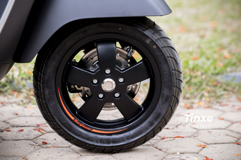 Vespa Sei Giorni II HPE vẫn được trang bị vành hợp kim 5 chấu như Vespa GTS nhưng được trang trí thêm tem Sei Giorni màu đỏ trên vành. Ngoài ra, xe cũng chỉ được trang bị lốp Maxxis chứ không phải lốp Michelin cao cấp.