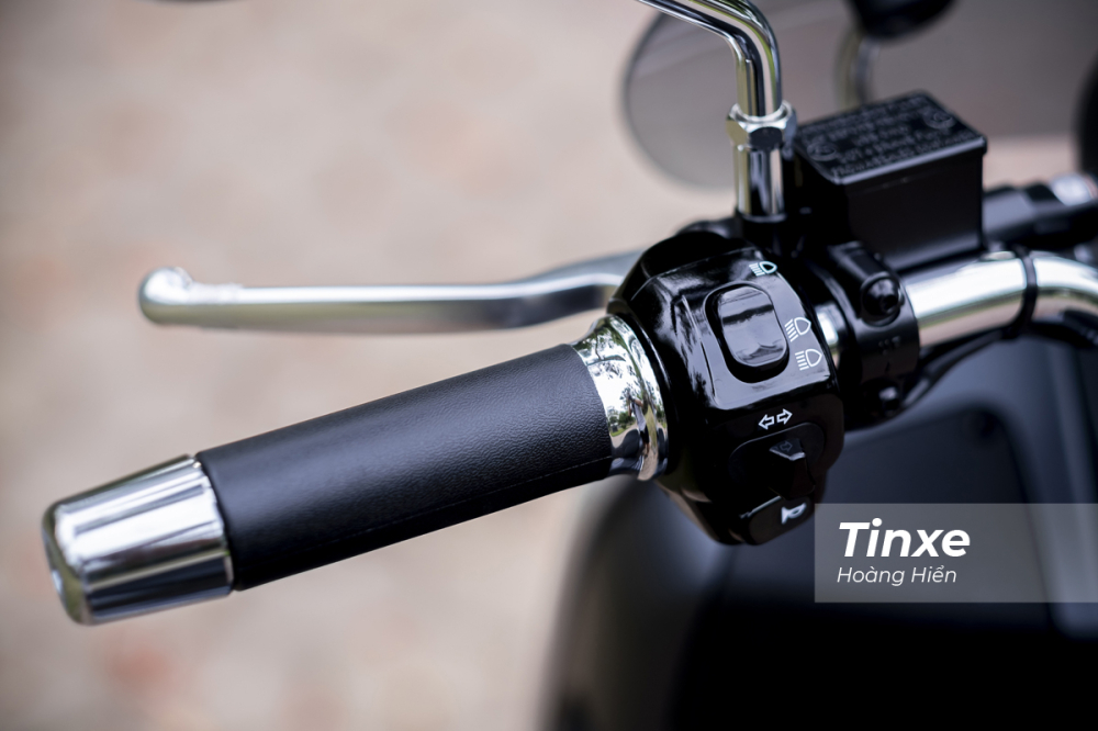 Ở những dòng xe Vespa thường sử dụng tay nắm cao su nhưng trên Vespa Sei Giorni II HPE là tay nắm bọc da.