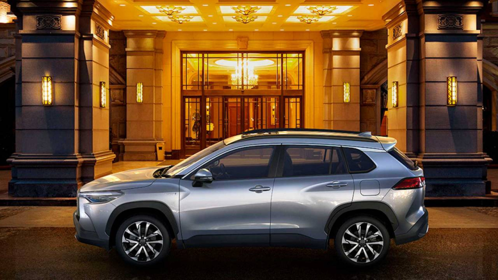 Gi&aacute; dự kiến của Toyota Corolla Cross sẽ thấp hơn c&aacute;c mẫu xe ở ph&acirc;n kh&uacute;c Crossover cỡ C một ch&uacute;t nhưng ở tầm cao so với c&aacute;c xe thuộc ph&acirc;n kh&uacute;c SUV cỡ B