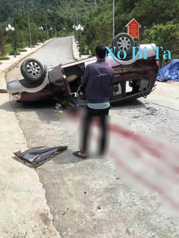 Chiếc SUV 7 chỗ Toyota Zace nằm lật ngửa tại hiện trường Chiếc SUV 7 chỗ Toyota Zace nằm lật ngửa tại hiện trường
