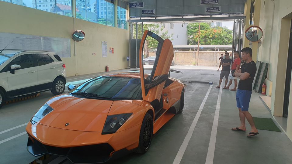 Cận cảnh vẻ đẹp của chiếc siêu xe Lamborghini Murcielago sau khi được lên bộ body kit Lamborghini Murcielago LP670-4 SV Cận cảnh vẻ đẹp của chiếc siêu xe Lamborghini Murcielago sau khi được lên bộ body kit Lamborghini Murcielago LP670-4 SV