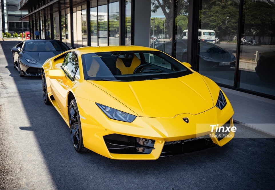 Lamborghini Huracan LP610-4 màu xám và Lamborghini Huracan LP580-2 màu vàng đỗ cạnh nhau Lamborghini Huracan LP610-4 màu xám và Lamborghini Huracan LP580-2 màu vàng đỗ cạnh nhau