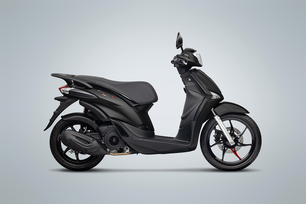 Piaggio Liberty S Black Series được b&aacute;n với ba m&agrave;u bao gồm trắng b&oacute;ng pha đen, x&aacute;m b&oacute;ng pha đen v&agrave; đen sần.