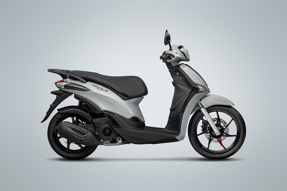 Đối thủ trực tiếp của Honda Liberty S l&agrave; Honda SH Mode 2020 hiện đang c&oacute; gi&aacute; ni&ecirc;m yết rẻ hơn nhưng thực tế gi&aacute; b&aacute;n tr&ecirc;n thị trường lu&ocirc;n bị k&ecirc;nh gi&aacute;.