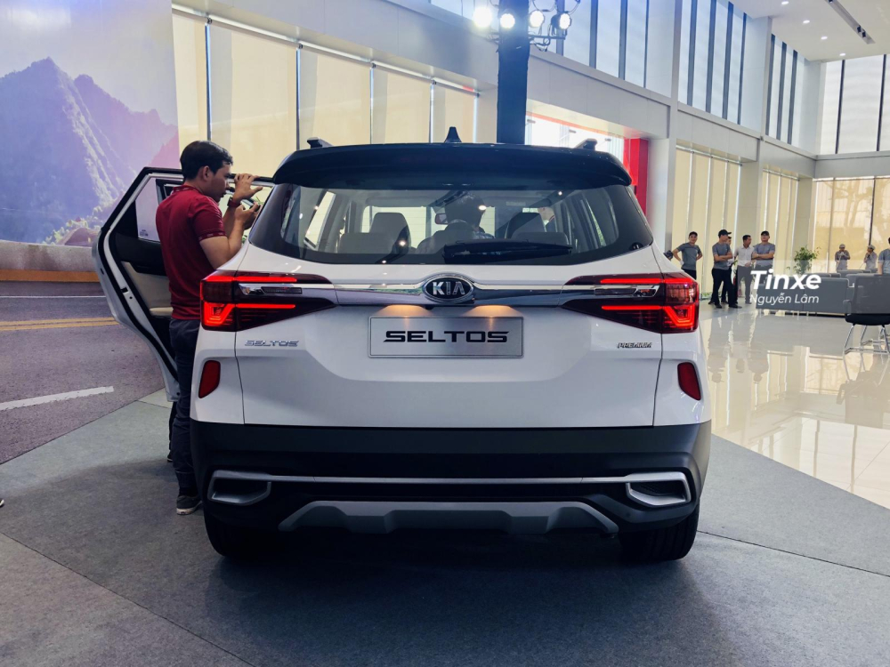 Thiết kế đu&ocirc;i sau của Kia Seltos 2020