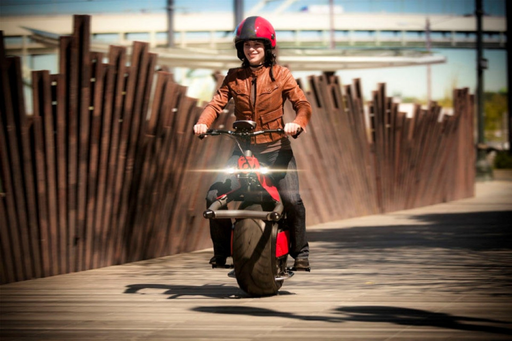 C&aacute;ch thức hoạt động của Ryno tương tự như xe Segway