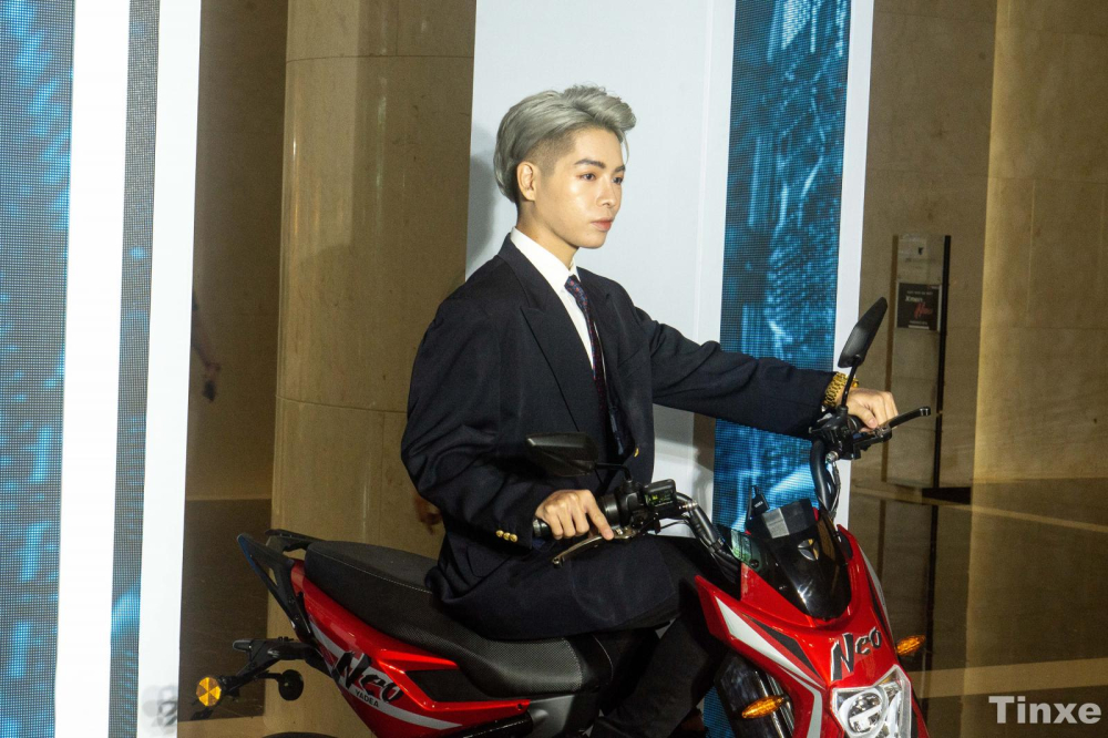 Ca sĩ Đức Ph&uacute;c tạo d&aacute;ng c&ugrave;ng Yadea Xmen Neo