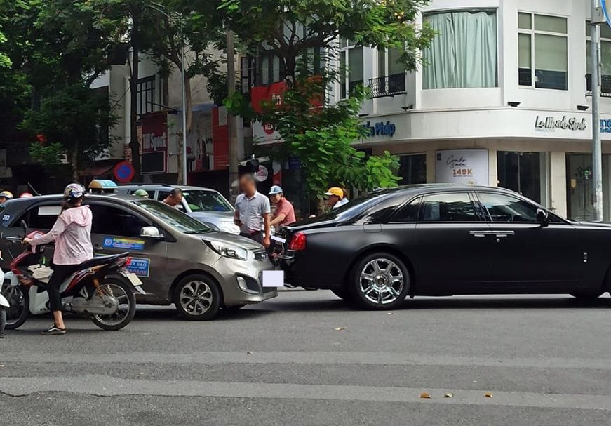 Chiếc xe taxi tông vào phía sau xe Rolls-Royce Ghost