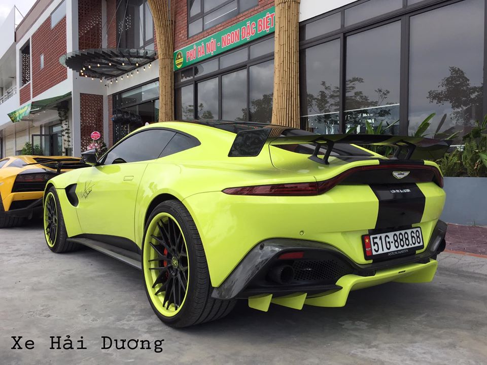 Si&ecirc;u xe Aston Martin V8 Vantage 2018 độ body kit Aston Martin Vantage AMR c&ugrave;ng m&acirc;m carbon của doanh nh&acirc;n quận 12