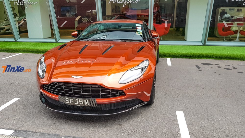 Aston Martin DB11 V12 với nắp capô có đến tận 4 khe hốc gió Aston Martin DB11 V12 với nắp capô có đến tận 4 khe hốc gió