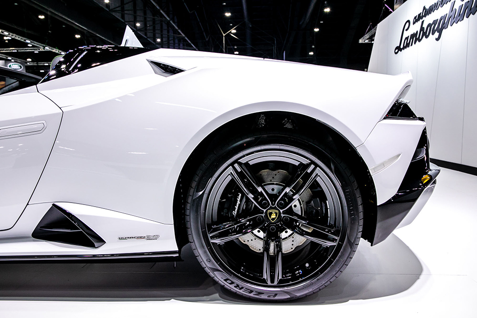 Chiếc si&ecirc;u xe Lamborghini Huracan EVO mui trần n&agrave;y sử dụng hệ dẫn động cầu sau