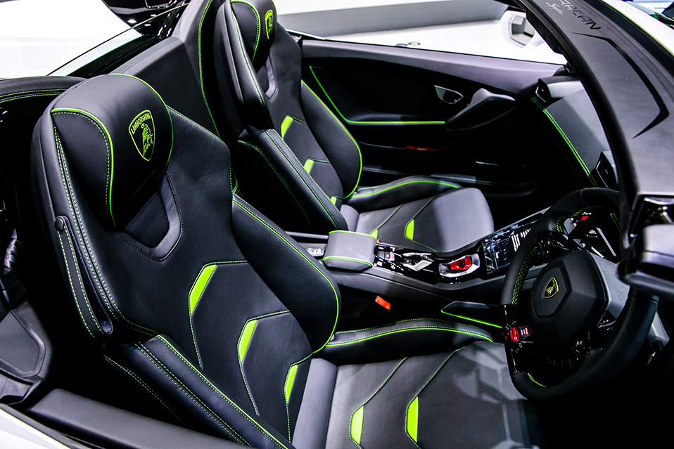 Ghế ngồi tr&ecirc;n si&ecirc;u xe mui trần Lamborghini Huracan EVO RWD Spyder đầu ti&ecirc;n đến Th&aacute;i Lan