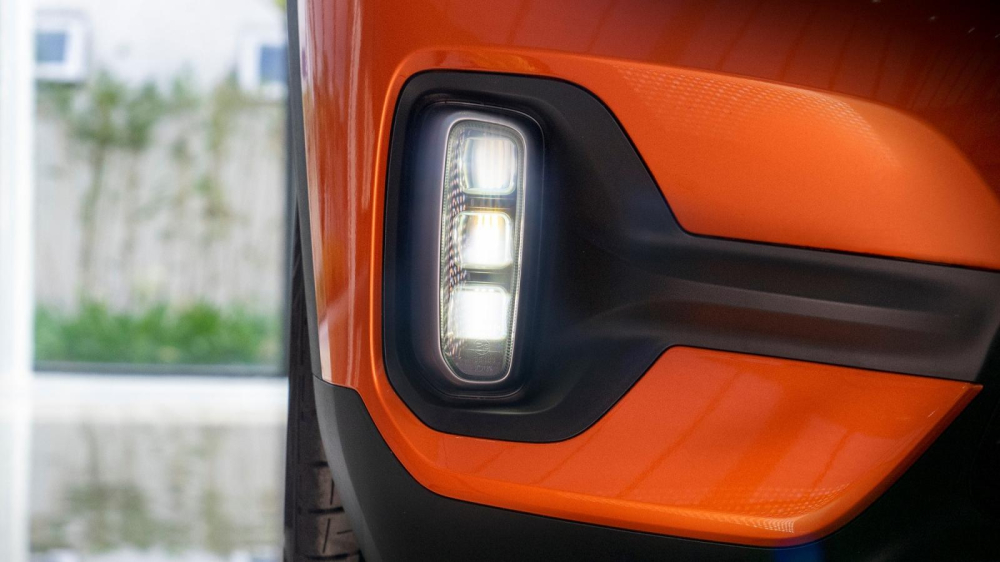 Kia Seltos được trang bị cả đ&egrave;n sương m&ugrave; LED tr&ecirc;n bản cao cấp nhất c&ograve;n Hyundai Kona chỉ sử dụng b&oacute;ng Halogen