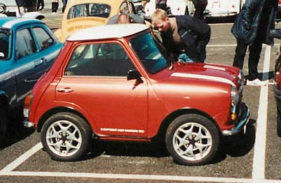 Mini HaHa l&agrave; một chiếc xe Mini chỉ bằng một nửa xe thường