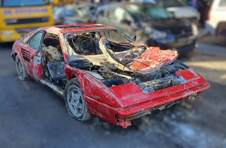 Chiếc Ferrari cổ n&agrave;y hiện đang nằm trong một b&atilde;i phế liệu