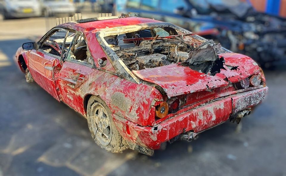 Chiếc Ferrari Mondial bị hư hỏng ho&agrave;n to&agrave;n sau 26 năm nằm dưới đ&aacute;y k&ecirc;nh nước