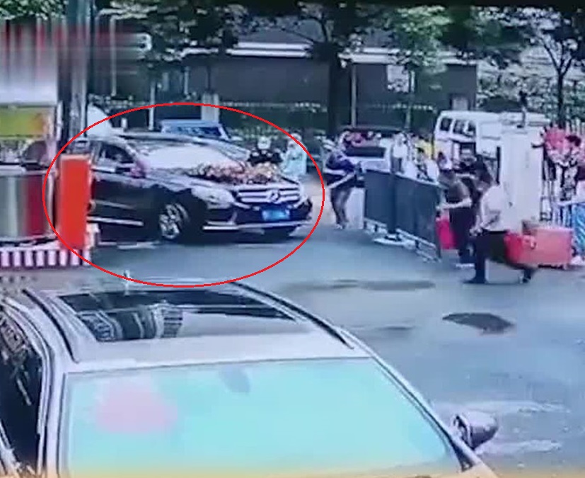 Chiếc xe hoa Mercedes-Benz g&acirc;y tai nạn